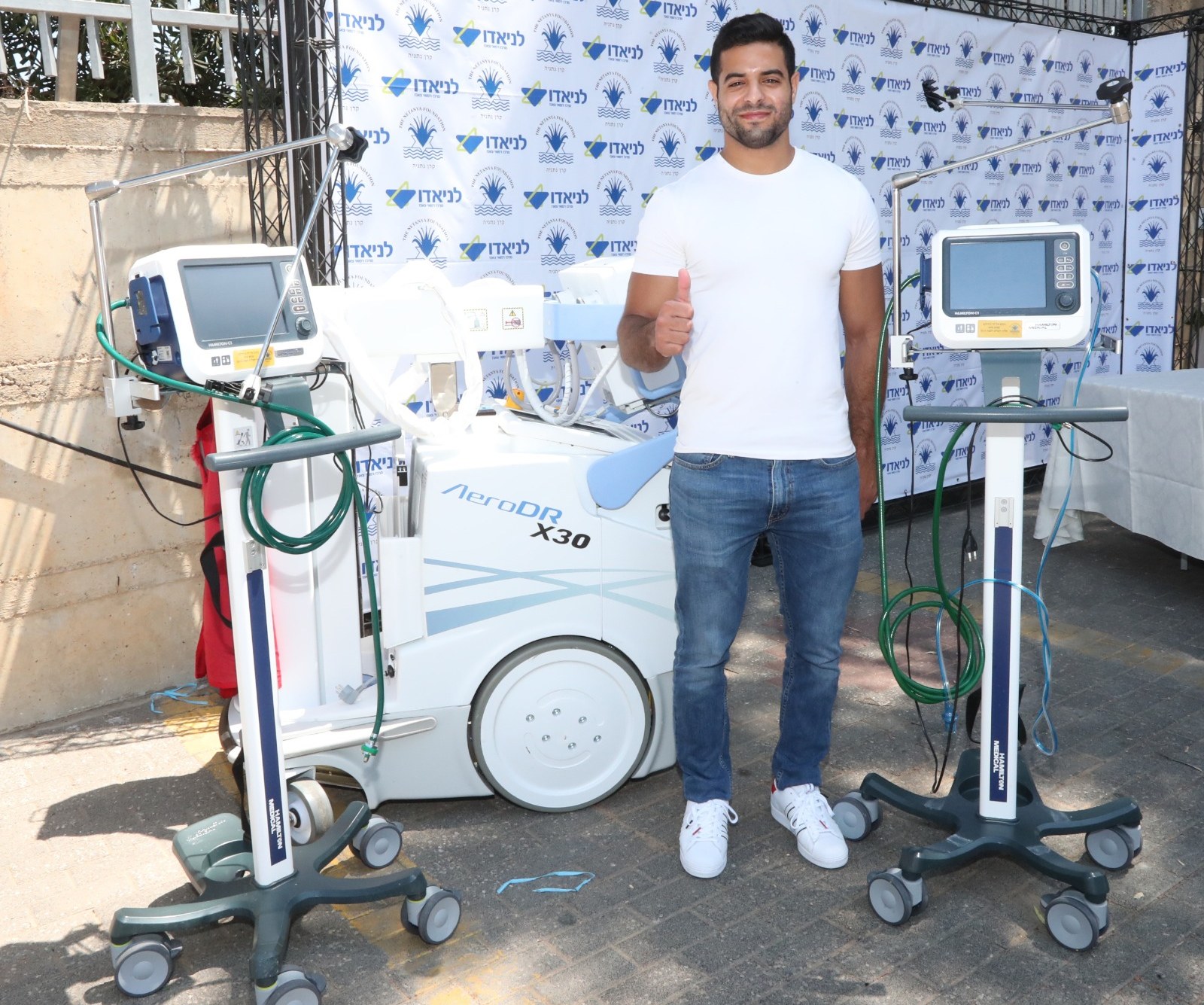 שגיא מוקי עם ציוד רפואי שנרכש לבית החולים לניאדו, קורונה 2020